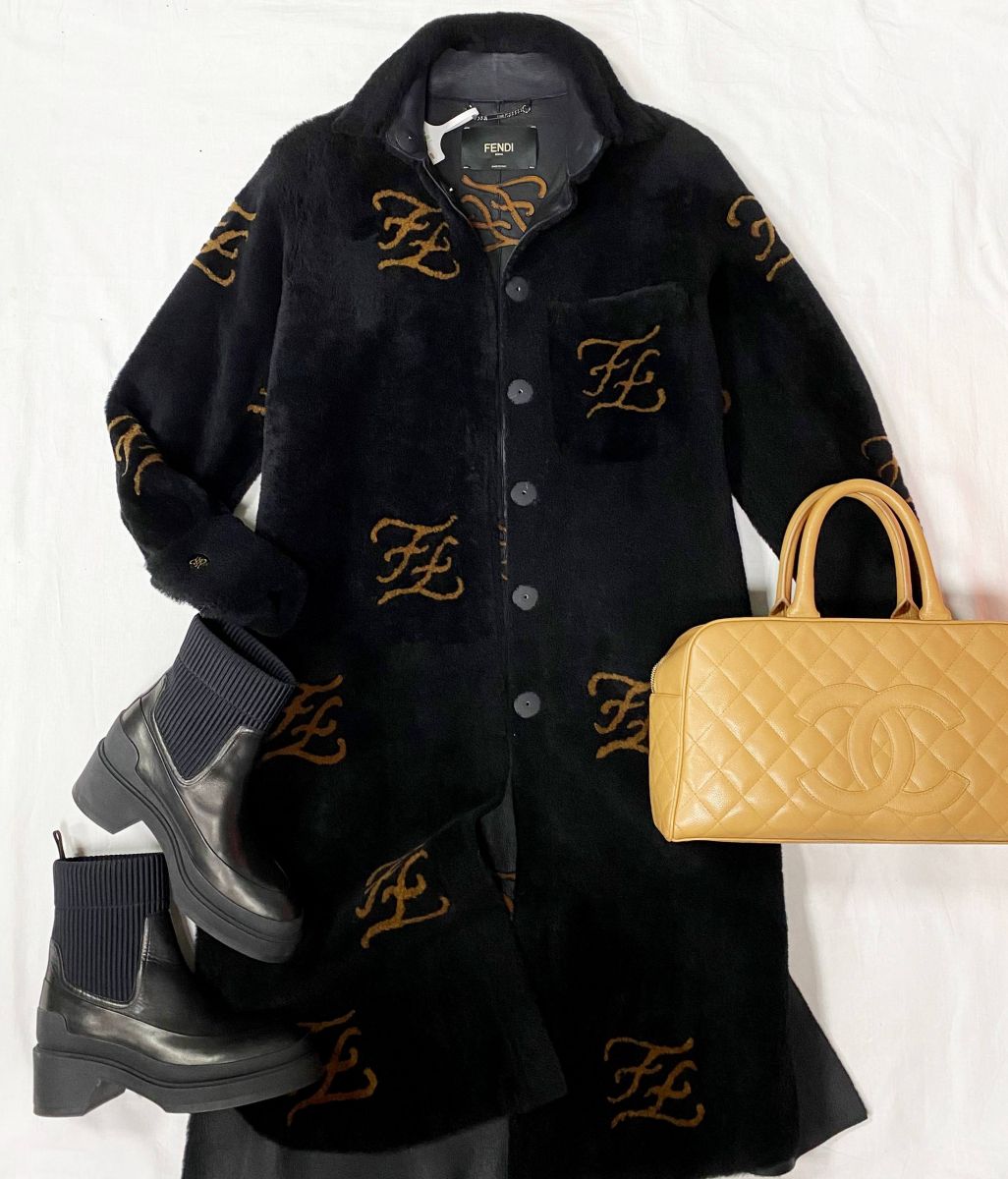 Шуба / мех овчины / Fendi размер 36 цена 281 790 руб 
Ботинки Hermès размер 38 цена 62 620 руб 
Сумка Chanel