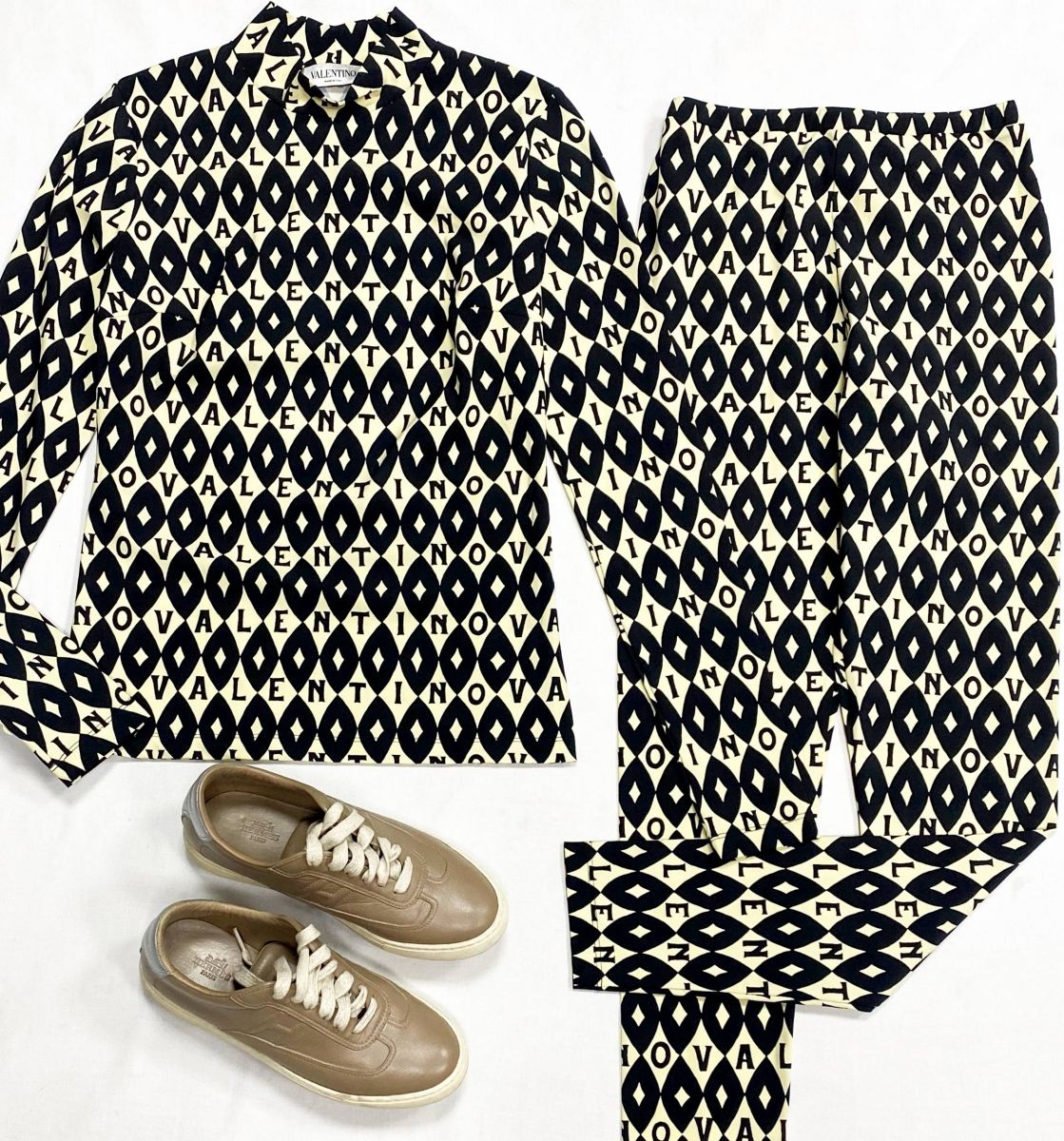 Костюм Valentino размер S цена 39 138 рубКеды Hermes размер 36 цена 18 786 руб