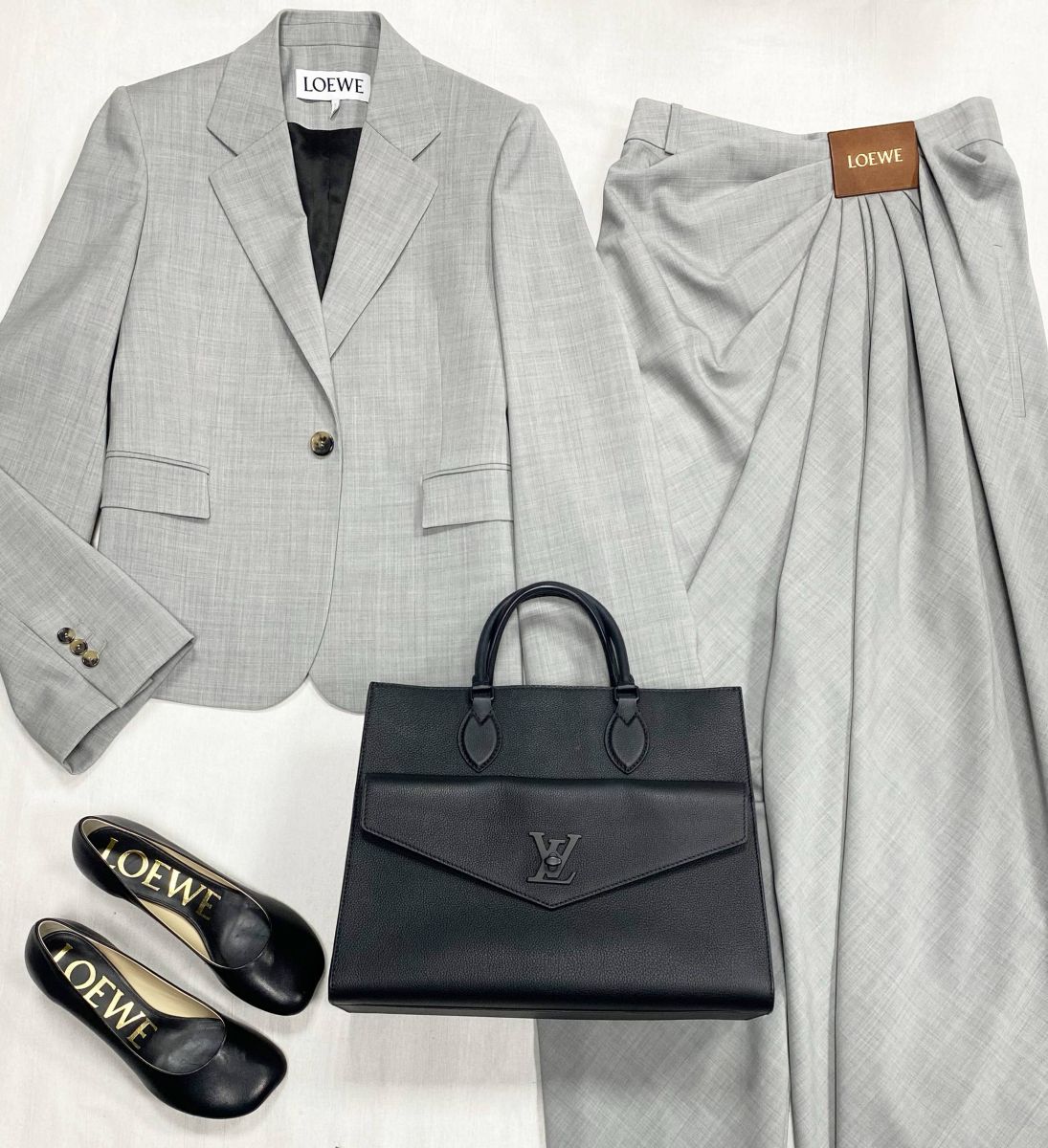 Костюм Loewe размер 36 цена 125 240 руб/ с биркой/
Туфли Loewe размер 37 цена 46 965 руб
Сумка Louis Vuitton 