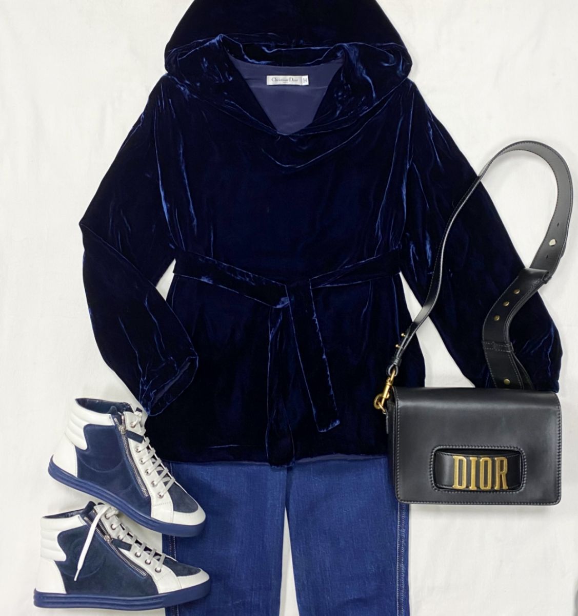 Толстовка / бархат / Christian Dior размер 38 цена 31 310 руб 
Джинсы Louis Vuitton размер 38 цена 15 655 руб 
Кеды Chanel размер 38.5 цена 31 310 руб 
Сумка Christian Dior