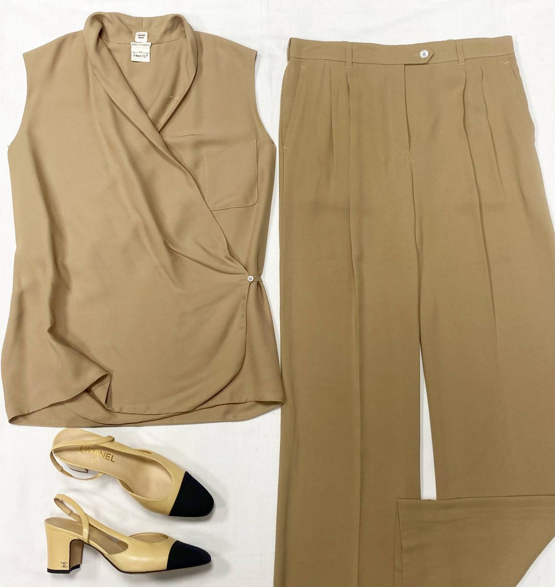 Костюм / шелк / блузка + брюки / Hermès размер 42 цена 125 240 руб 
Босоножки Chanel размер 39.5 цена 93 930 руб