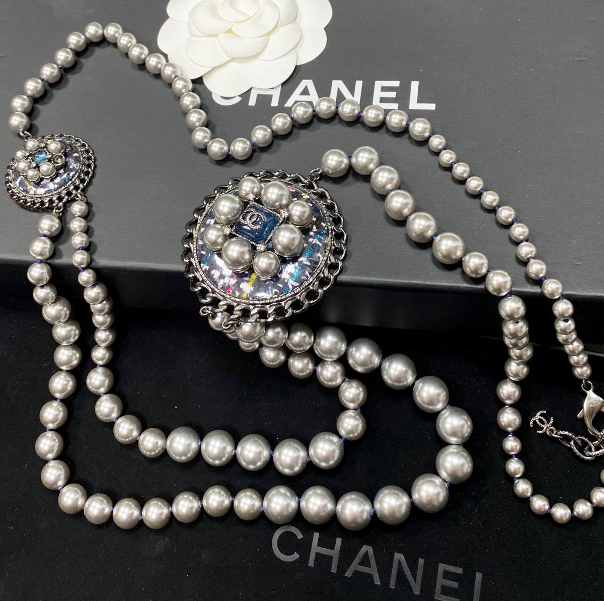 Колье / жемчуг / Chanel цена 109 585 руб / упаковка / 