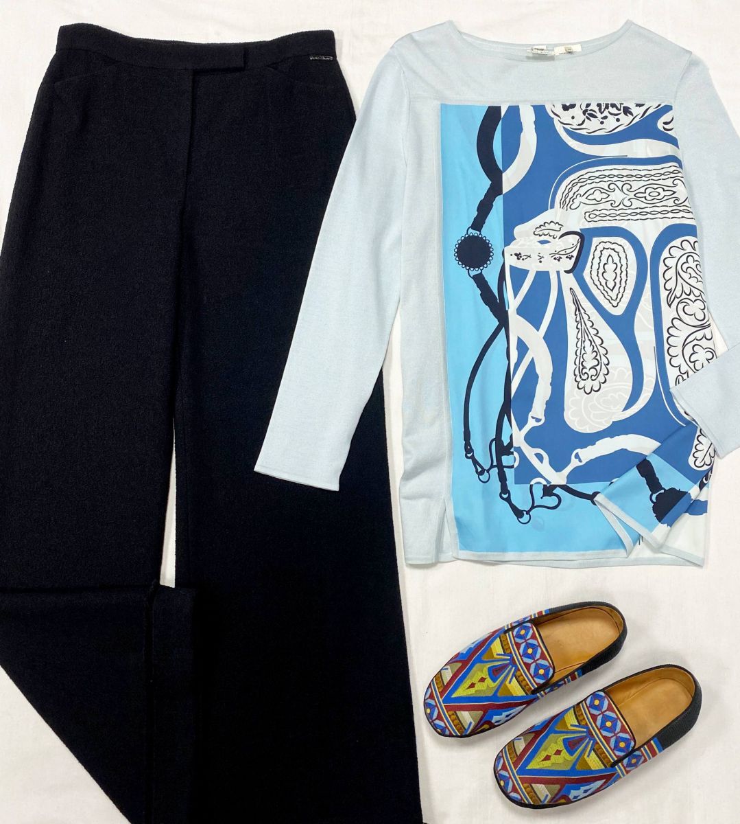 Брюки Chanel размер 40 цена 46 965 руб 
Кофта Hermes размер 40 цена 46 965 руб 
Лоферы Loewe размер 39 цена 46 965 руб