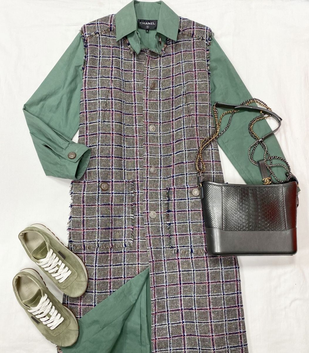 Пальто / отделка твид / Chanel размер 42 цена 156 550 руб 
Кроссовки Brunello Cucinelli размер 40 цена 46 965 руб 
Сумка Chanel 