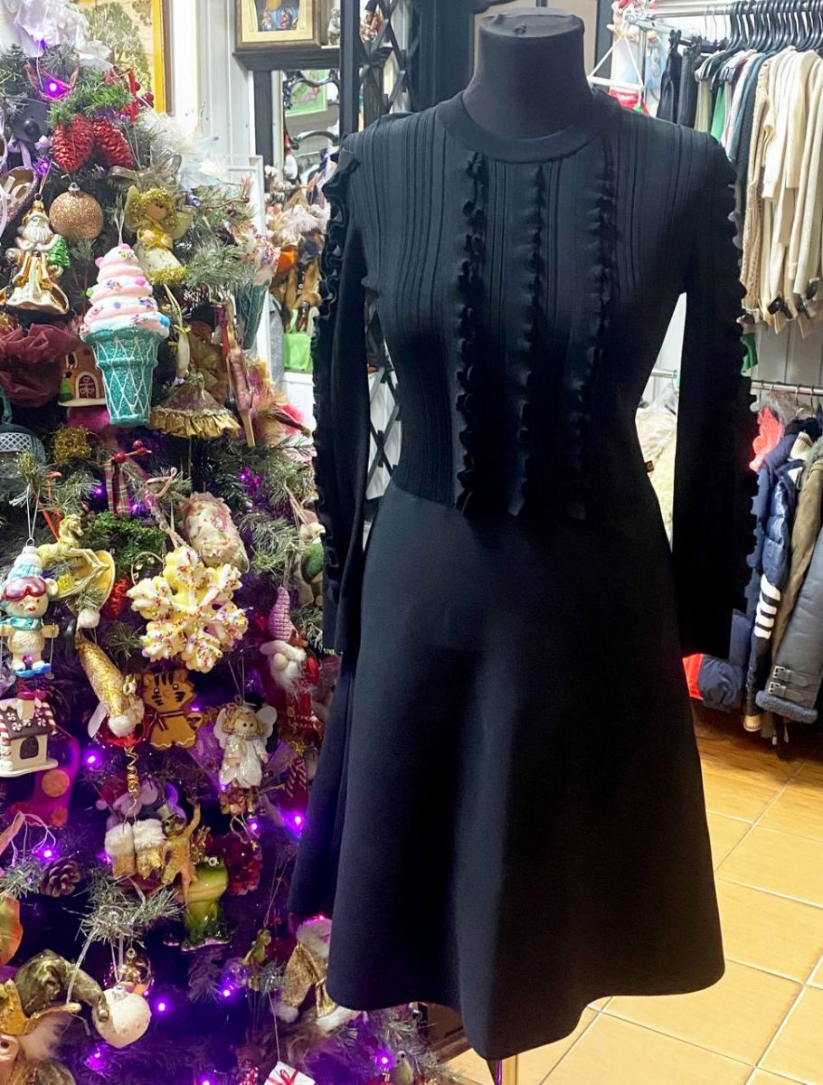 Платье Louis Vuitton размер S цена 39 138 руб
/ с биркой/ 