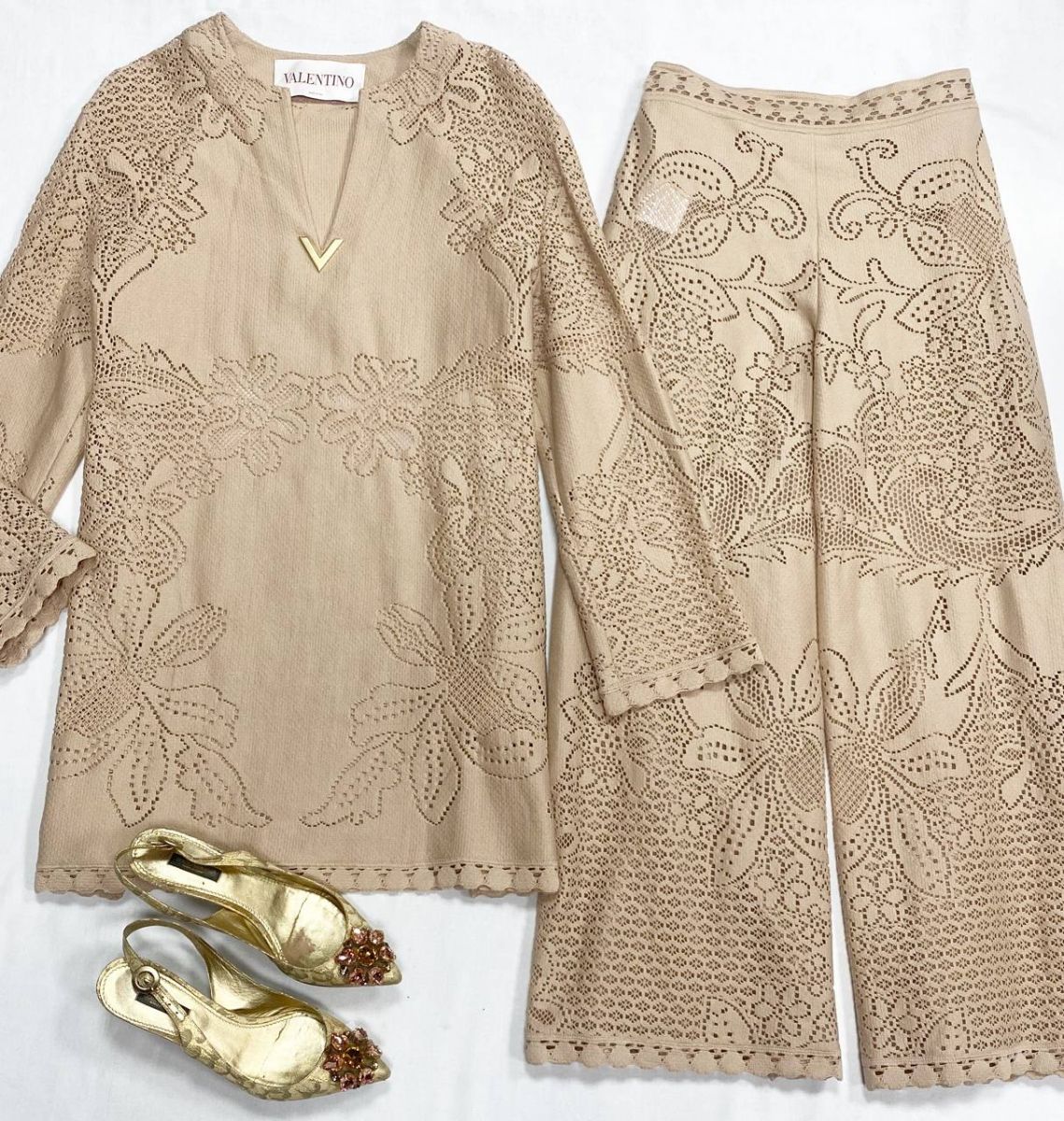 Костюм Valentino размер 44 цена 46 965 руб
Босоножки Dolce Gabbana размер 37 цена 23 483 руб