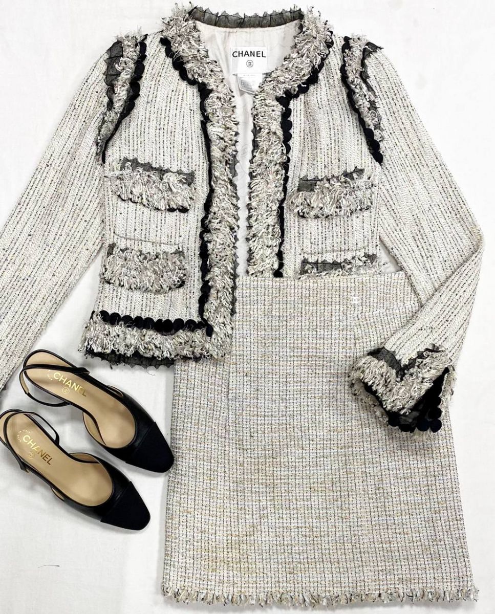 Костюм/ твид/ пайетки/ Chanel размер 38 цена 156 550 руб Босоножки Chanel размер 39.5 цена 93 930 руб