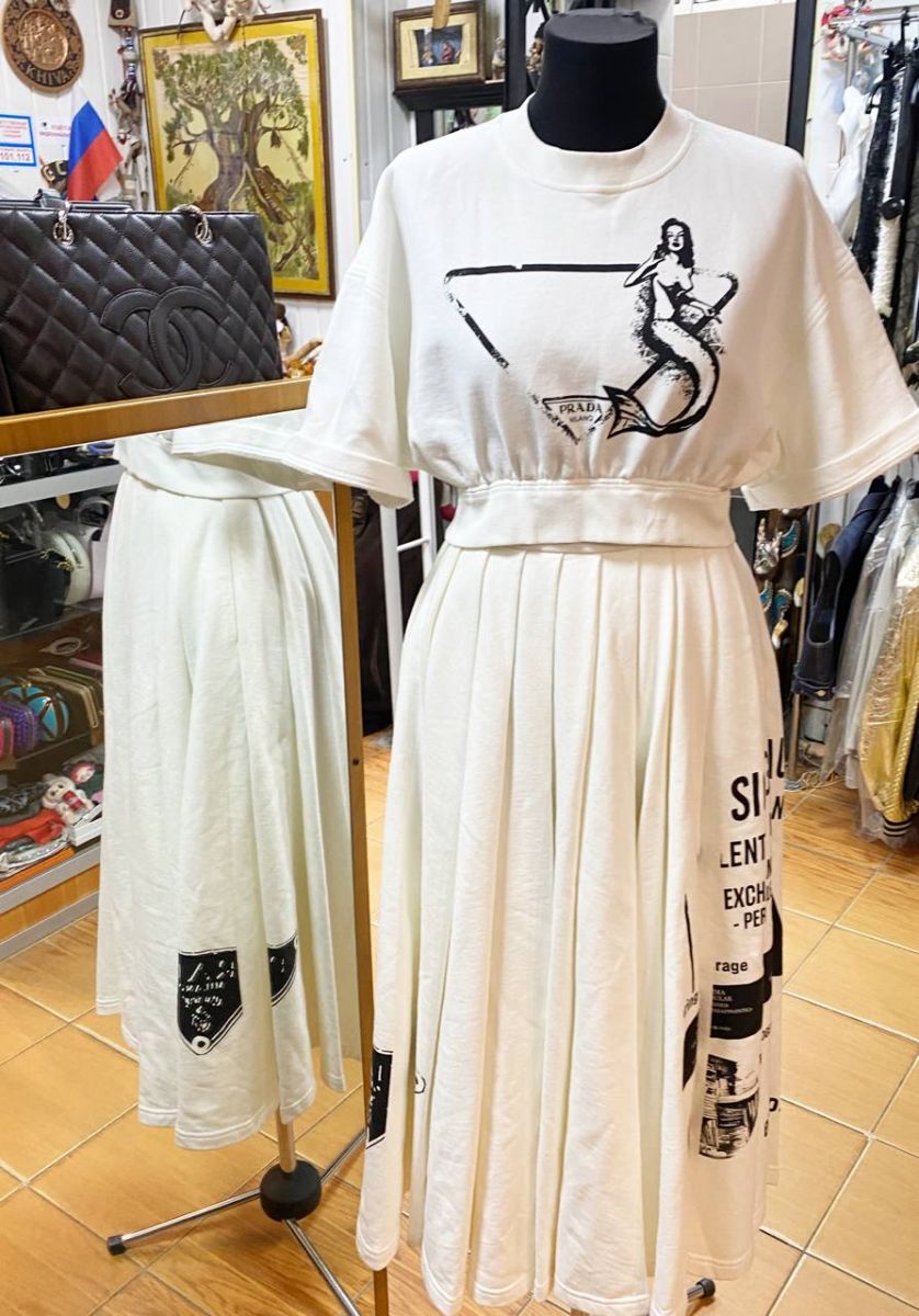 Юбка Prada размер 42 цена 31 310 руб
Толстовка Prada размер XS цена 23 483 руб