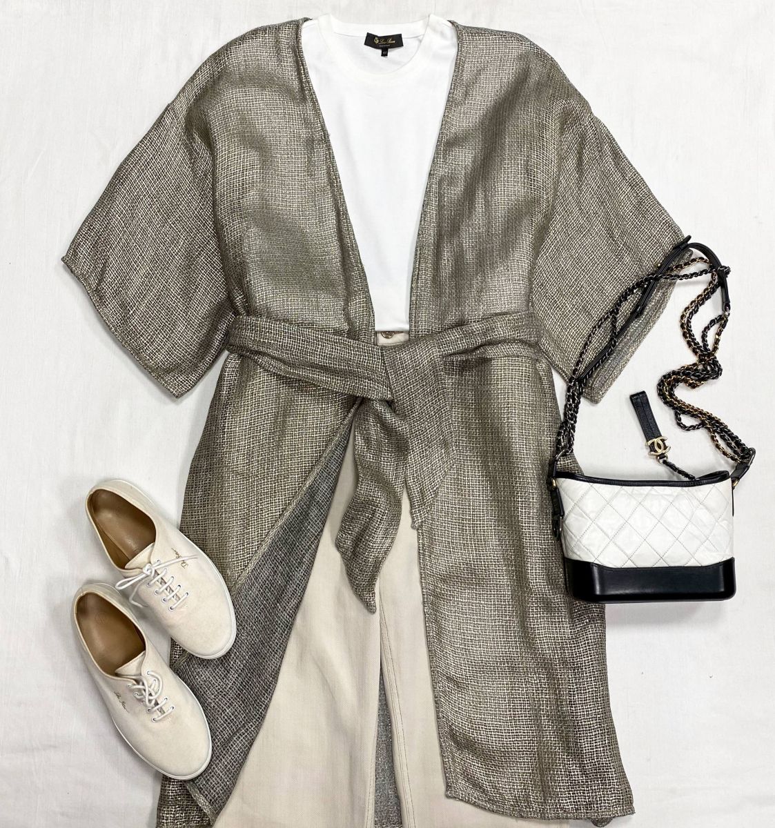 Накидка Kiton размер 42 цена 23 483 руб 
Футболка  размер 44 цена 15 655 руб 
Джинсы  размер 42 цена 15 655 руб
Кеды The Row размер 38 цена 23 483 руб
Сумка Chanel