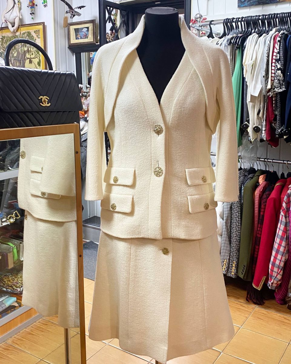 Костюм Chanel размер 42 цена 313 100
Босоножки Christian Dior размер 39 цена 31 310 руб