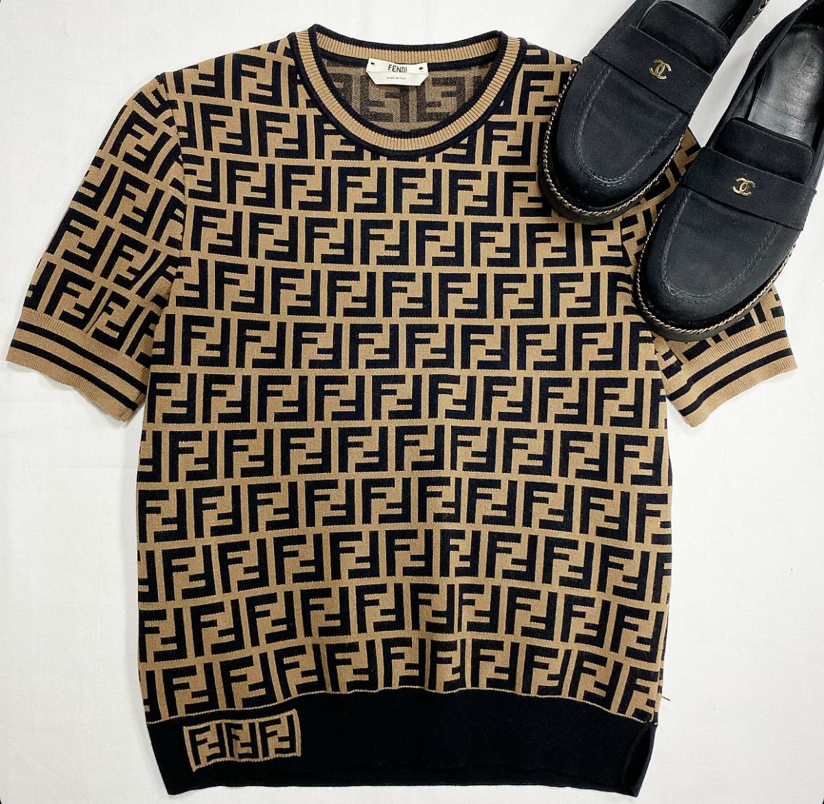 Кофта Fendi размер 42 цена 30 770 руб Лоферы Chanel размер 37.5 цена 15 385 руб