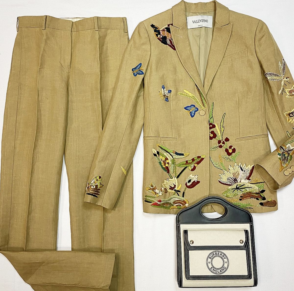Костюм / жакет + брюки / вышивка / лен / Valentino размер 40 цена 46 155 рубСумка Burberry