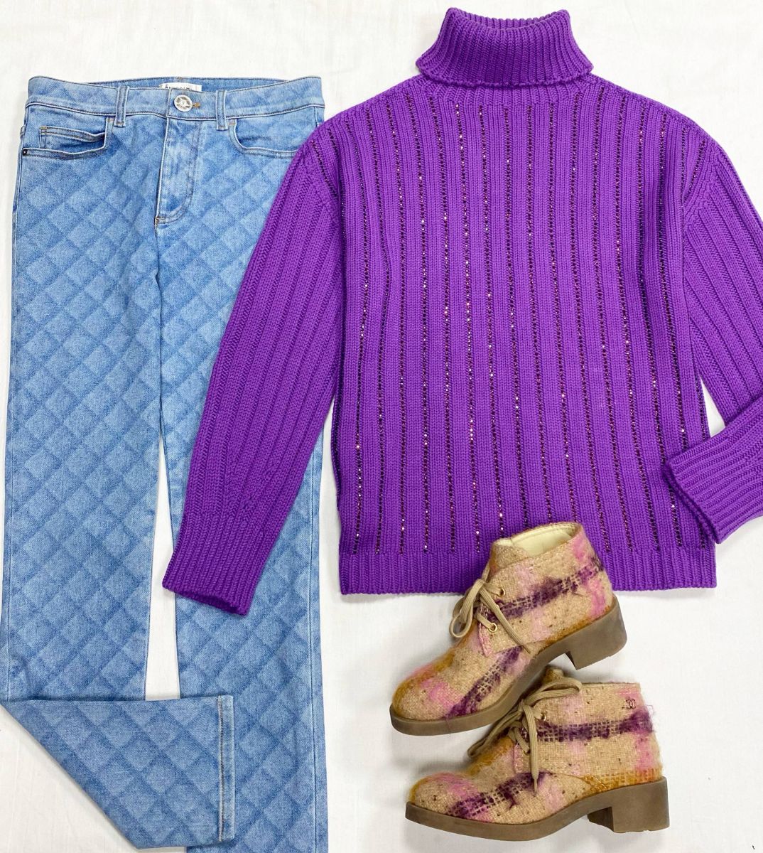 Джинсы Chanel размер 36 цена 62 620 руб 
Свитер / отделка камни / Ermanno Scervino размер 46 цена 23 483 руб 
Ботинки Chanel размер 39 цена 39 138 руб