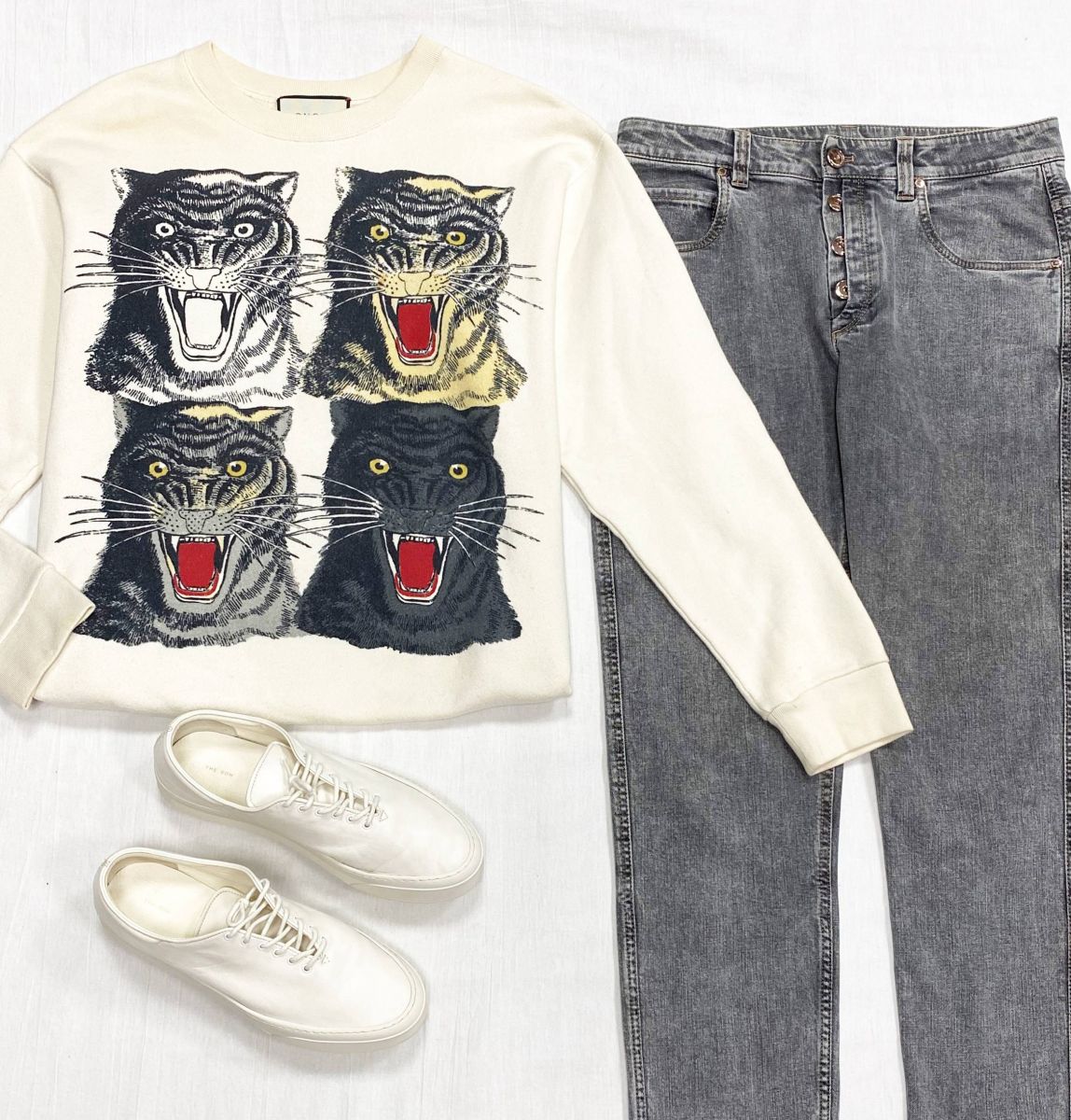 Толстовка Gucci размер M цена 15 655 руб
Джинсы Brunello Cucinelli размер 42 цена 15 655 руб
Кеды The Row размер 41 цена 23 483 руб