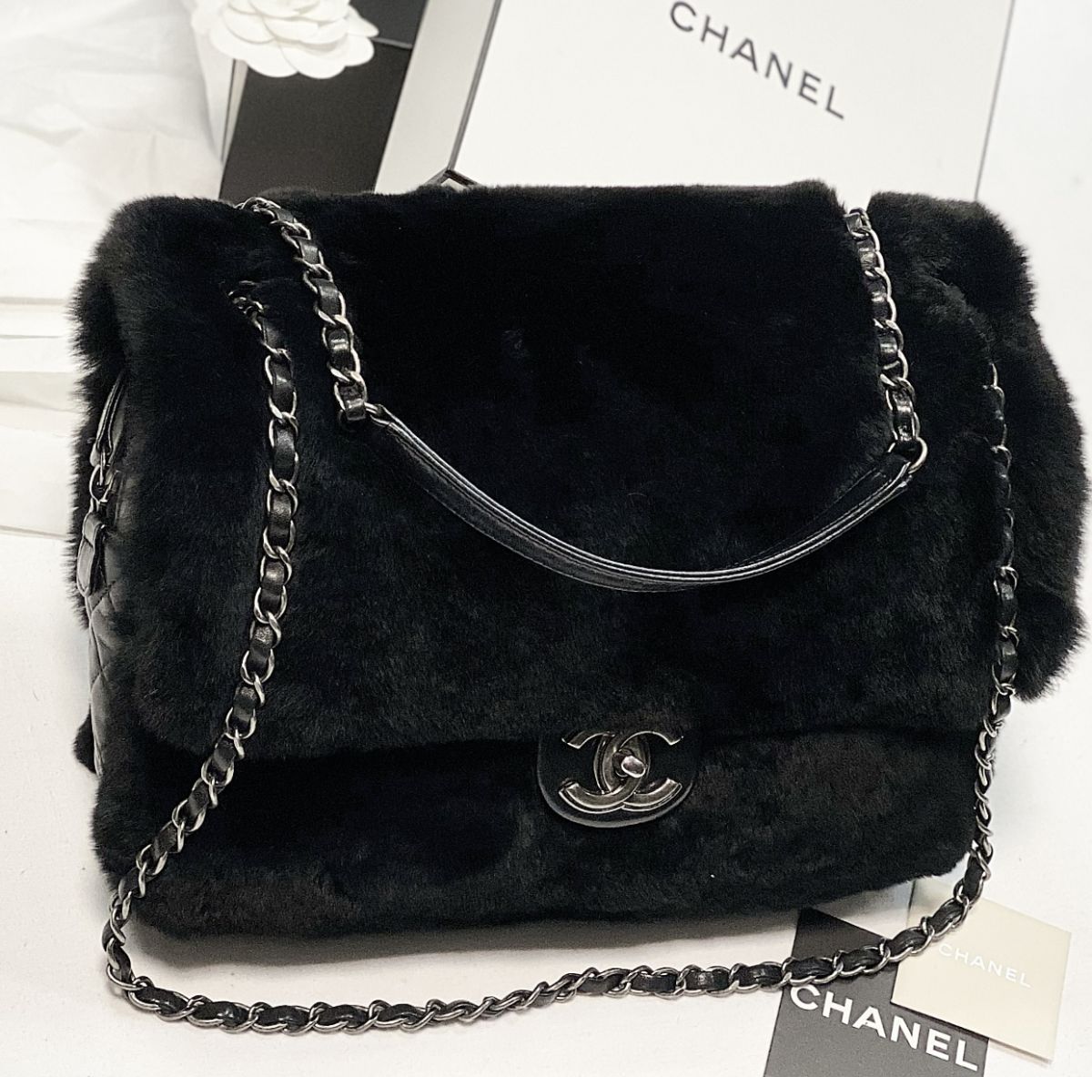 Сумка / мех / отделка кожи / Chanel размер 30/20 цена 307 700 руб 