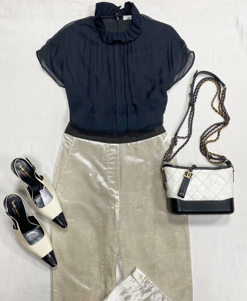 Комбинезон / шифон / бархат / монили /   размер XS цена 23 483 руб 
Босоножки Saint Laurent размер 39.5 цена 62 620 руб / новые / 
Сумка Chanel