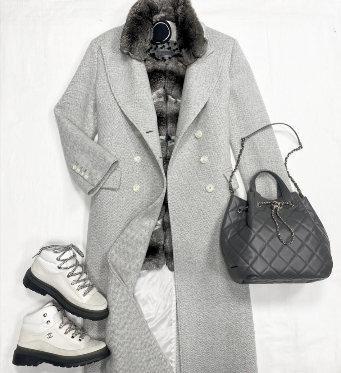 Жилет /мех шиншиллы / отделка питон / Simonetta Ravizza размер 38 цена 78 275 руб
Пальто All We Need размер XS цена 15 655 руб 
Ботинки Chanel размер 39 цена 125 240 руб
Сумка Chanel