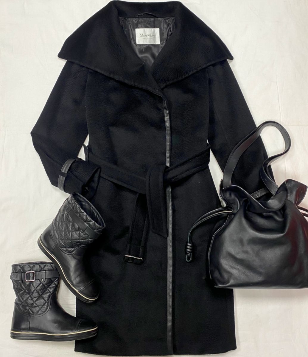 Пальто Max Mara размер 46 цена 23 483 руб
Ботинки Chanel размер 37 цена 23 483 руб 
Сумка Loewe 