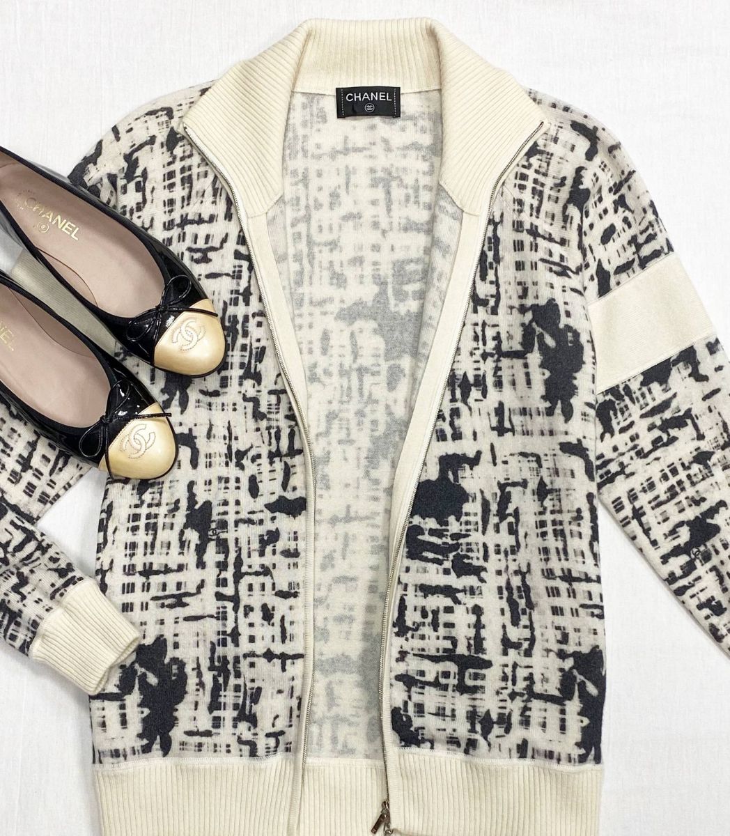 Кардиган Chanel размер 38 цена 23 483 руб
Балетки Chanel размер 38 цена 21 917 руб