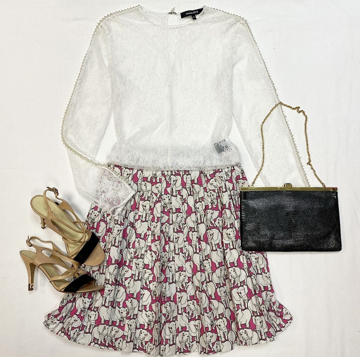 Боди / кружево / жемчуг / Maison Esve размер XS цена 12 308 рубЮбка Au Jour le Jour размер 40 цена 4 616 рубБосоножки Chanel размер 37.5 цена 23 078 рубСумка Dolce Gabbana