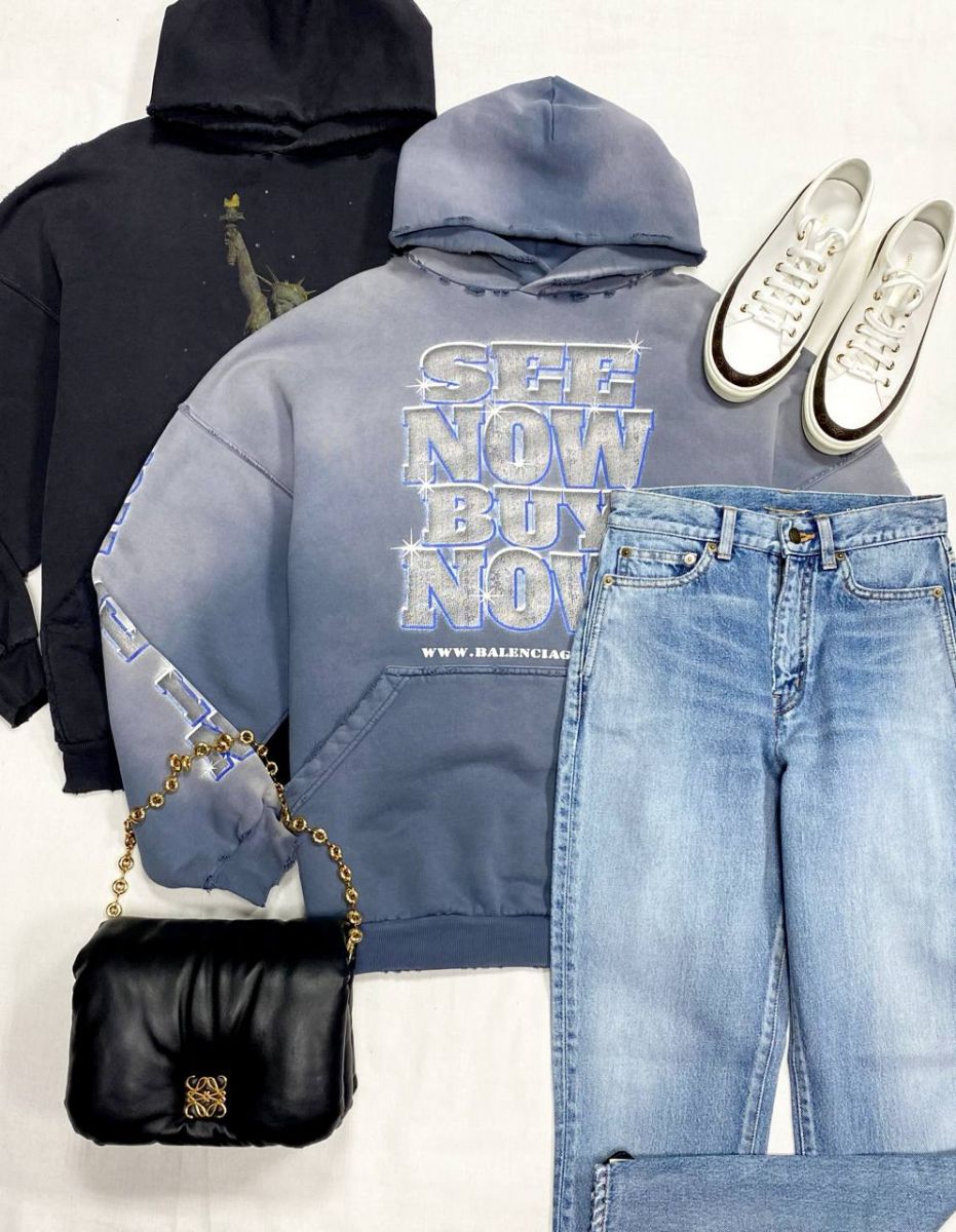 Толстовки Balenciaga размер L цена 31 310 руб
Джинсы Saint Laurent размер 25 цена 15 655 руб
Кеды Louis Vuitton размер 38 цена 46 965 руб
Сумка Loewe 