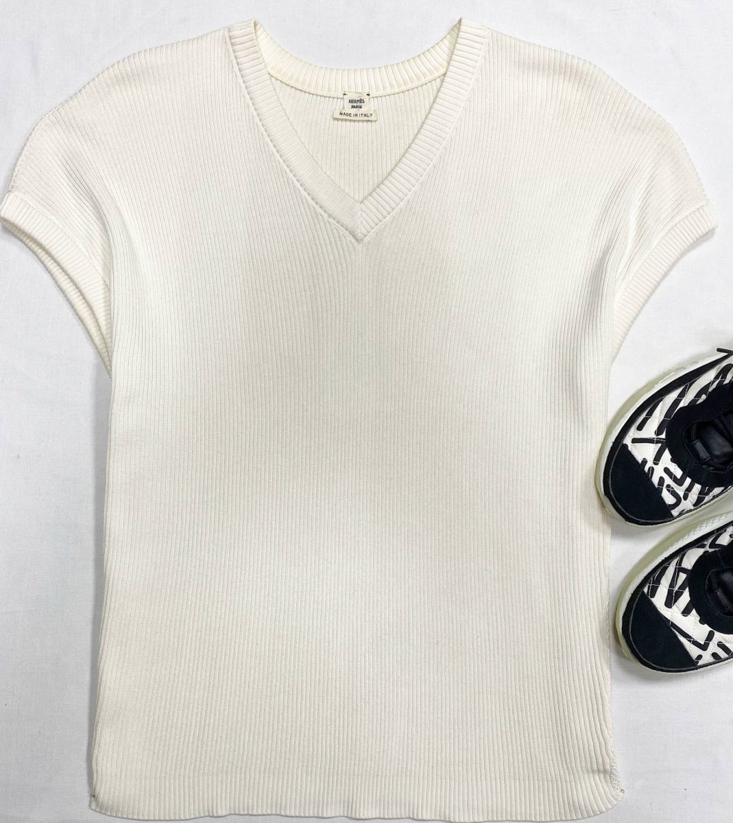 Кофта Hermes размер 38 цена 39 138 руб
Кроссовки Chanel размер 39.5 цена 78 275 руб