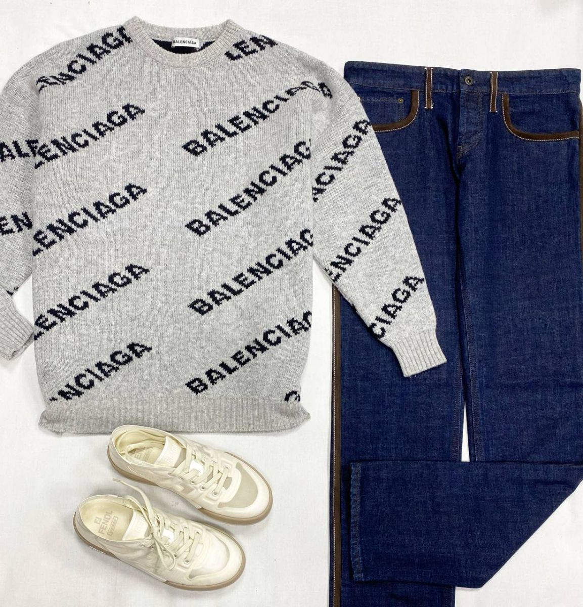 Свитер Balenciaga размер M цена 31 310 руб
Джинсы Miu Miu размер 25 цена 31 310 руб
Кеды Fendi размер 39 цена 54 793 руб