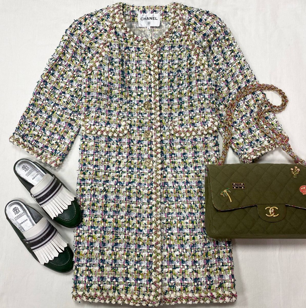 Жакет / твид / удлиненный / Chanel размер 40 цена 391 375 руб 
Сабо Brunello Cucinelli размер 37 цена 31 310 руб 
Сумка Chanel