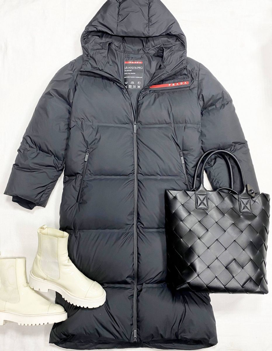 Пуховик Prada размер XS цена 187
860 руб
Ботинки Chanel размер 39.5 цена 78 275 руб
Сумка Bottega Veneta 