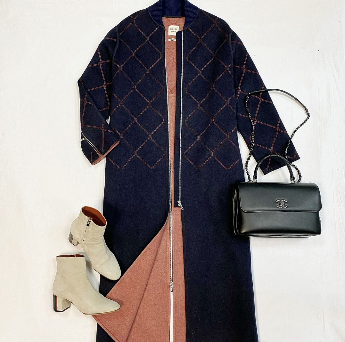 Пальто / кашемир / Hermès размер 34 цена 423 088 руб Ботильоны Loro Piana размер 37.5 цена 38 463 рубСумка Chanel
