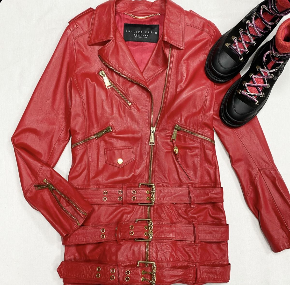 Куртка / кожа / Philipp Plein размер XL цена 61 540 руб Ботинки Chanel размер 39 цена 76 925 руб