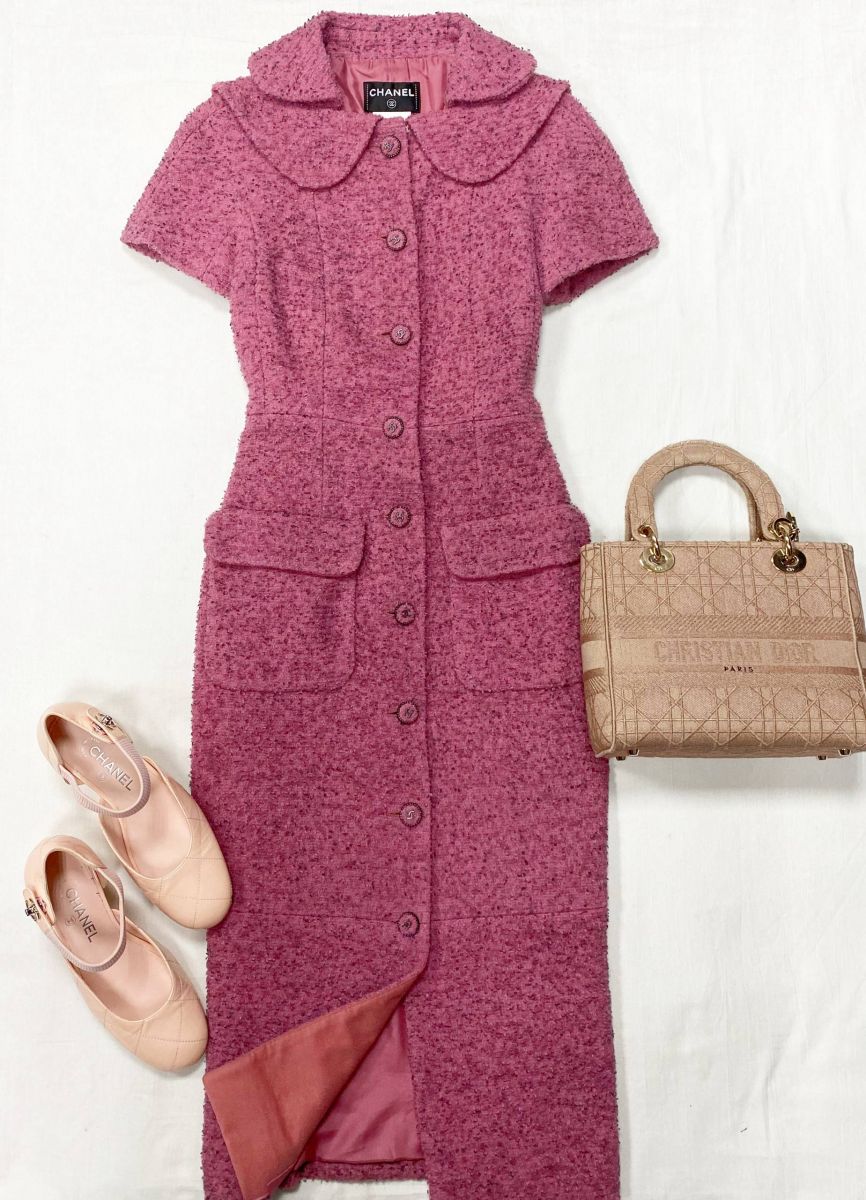 Платье / твид / Chanel размер 34 цена 93 930 руб 
Туфли Chanel размер 38 цена 78 275 руб 
Сумка Christian Dior