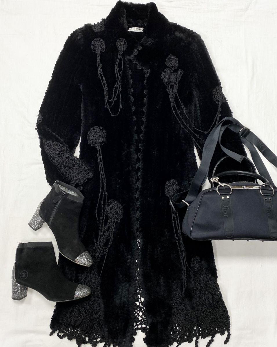 Пальто / мех кролика / вышивка / Adam Jones размер 40 цена 62 620 руб 
Ботильоны Chanel размер 38.5 цена 15 655 руб 
Сумка Christian Dior