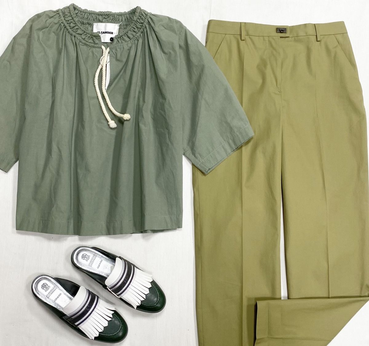 Блузка Jil Sander размер 36 цена 5 479 руб 
Брюки Salvatore Ferragamo размер 42 цена 10 959 руб 
Сабо Brunello Cucinelli размер 37 цена 31 310 руб