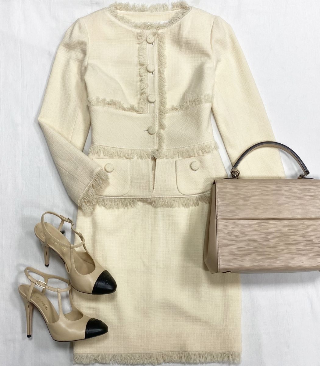 Костюм / жакет + юбка / Valentino размер 4 цена 23 483 руб 
Босоножки Chanel размер 39 цена 46 965 руб 
Сумка Louis Vuitton