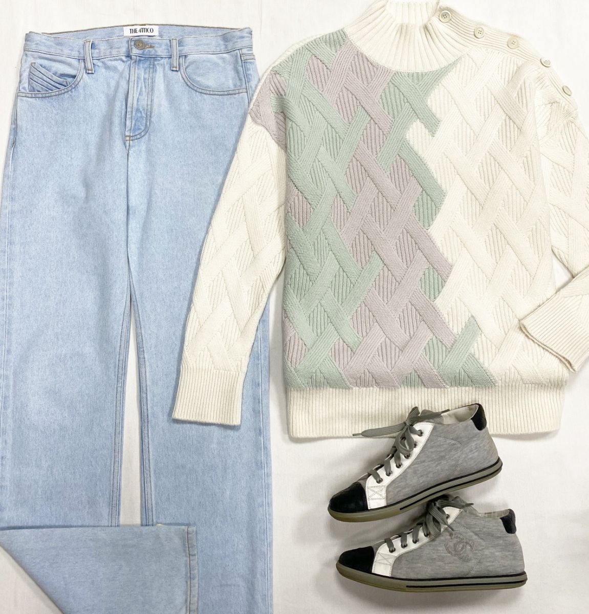 Свитер Malo размер S цена 31 310 руб 
Джинсы The Attico размер 24 цена 23 483 руб 
Кеды Chanel размер 39 цена 7 828 руб