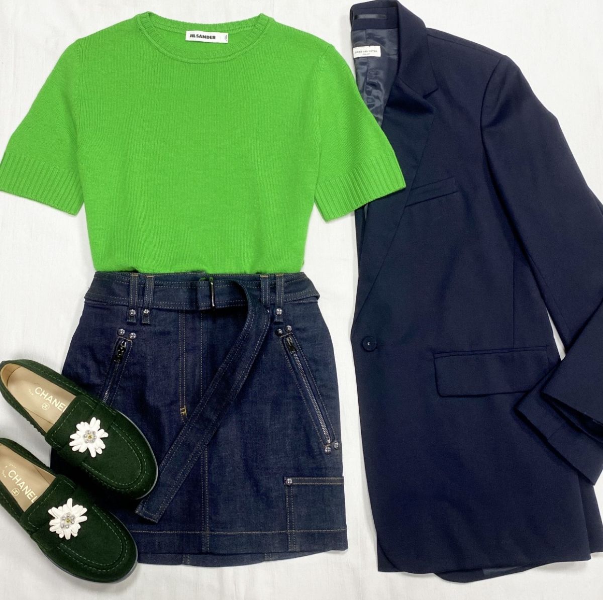 Кофта Jil Sander размер 40 цена 15 655 руб 
Юбка Tom Ford размер 36 цена 23 483 руб
Жакет Dries Van Noten размер 38 цена 23 483 руб 
Лоферы Chanel размер 38.5 цена 62 620 руб / новые /
