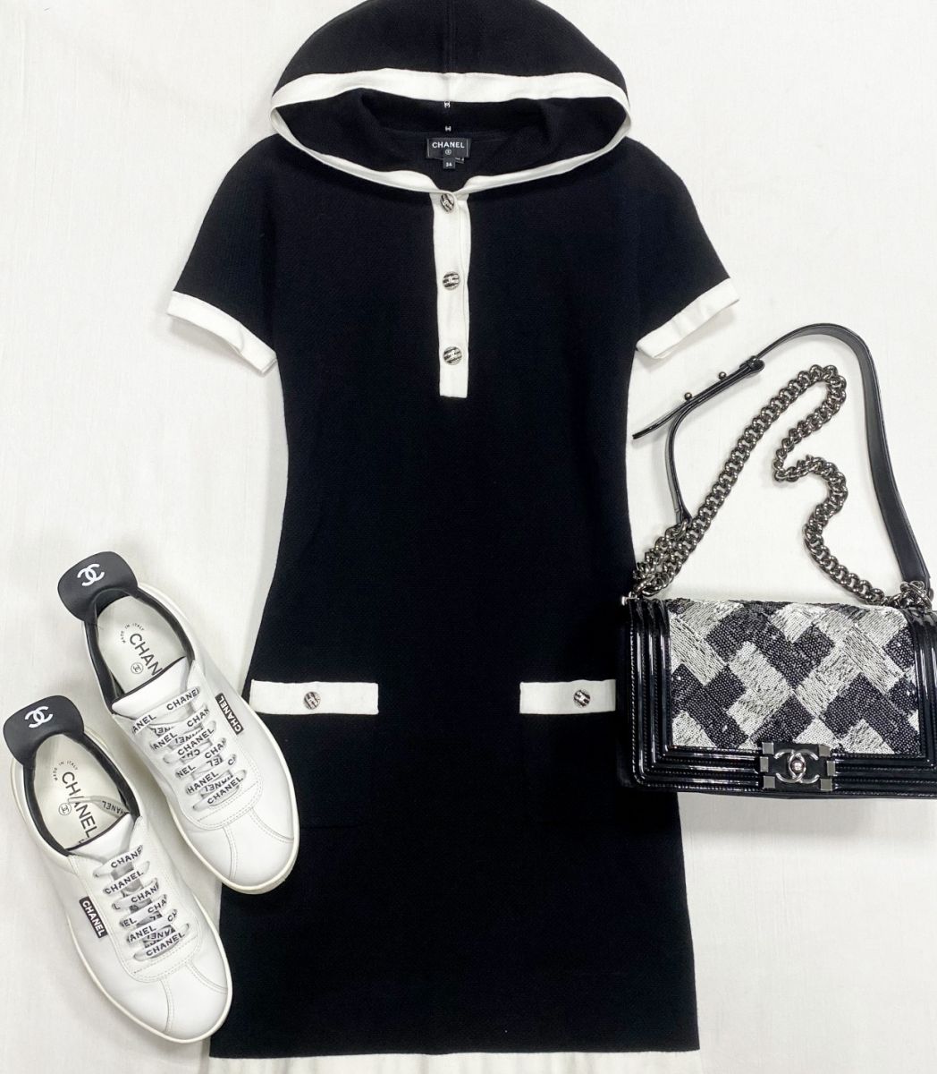 Платье Chanel размер 34 цена 62 620 руб 
Кеды Chanel размер 39 цена 78 275 руб 
Сумка Chanel