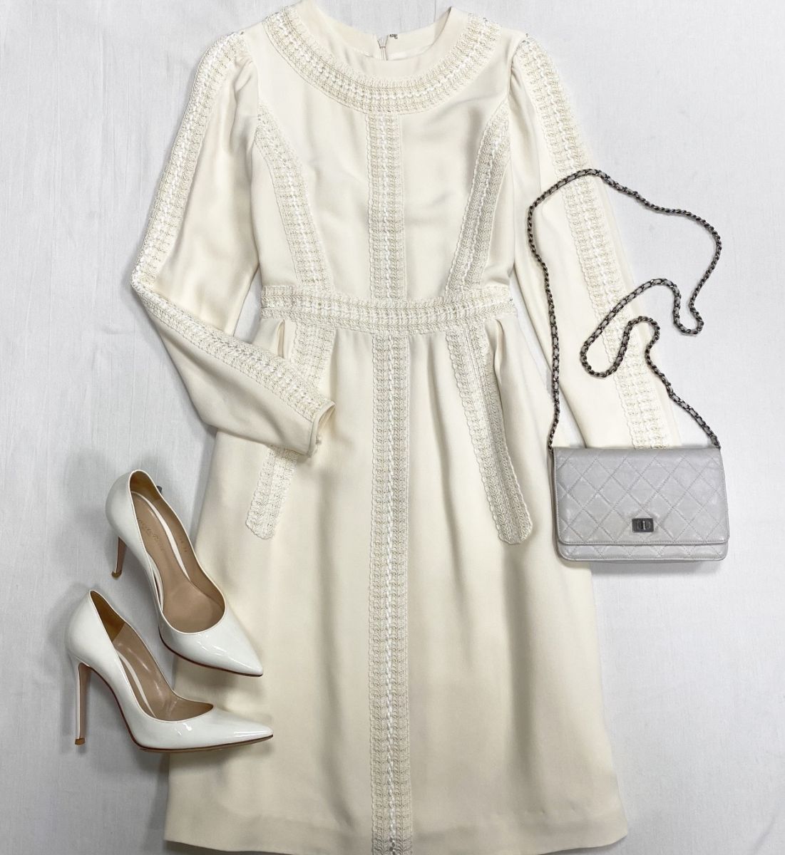 Платье Valentino размер 40 цена 31 310 руб 
Туфли Gianvito Rossi размер 38 цена 15 655 руб 
Сумочка Chanel