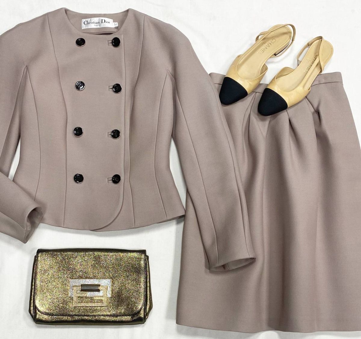 Костюм Christian Dior размер 36 цена 46 965 руб
Мюли Chanel размер 36 цена 46 965 руб
Сумочка Fendi 