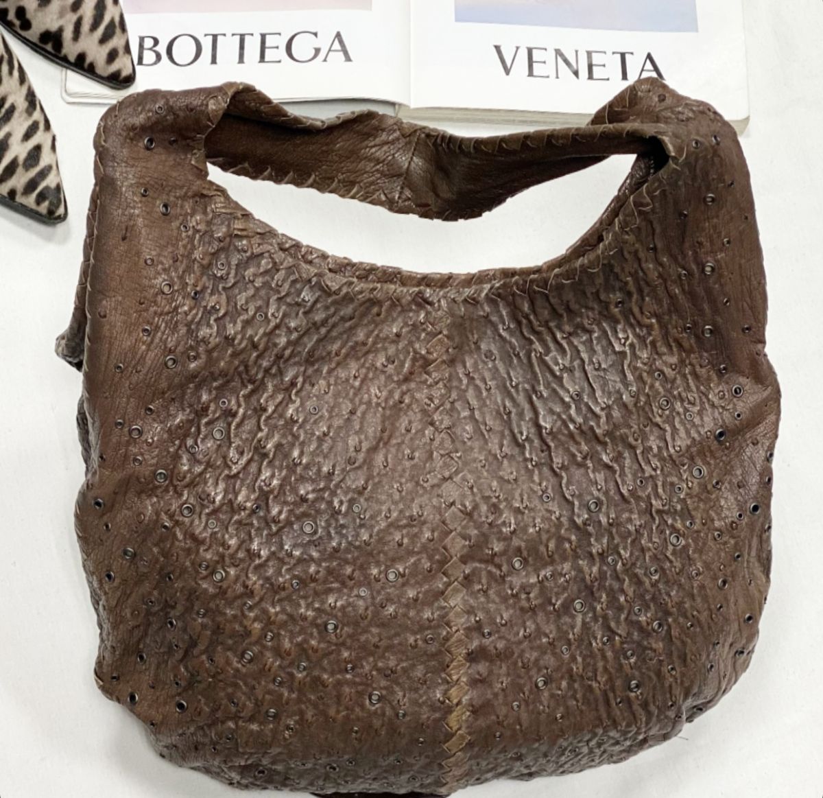 Сумка / кожа страуса / отделка металл / Bottega Veneta размер 37/30 цена 50 000 руб 