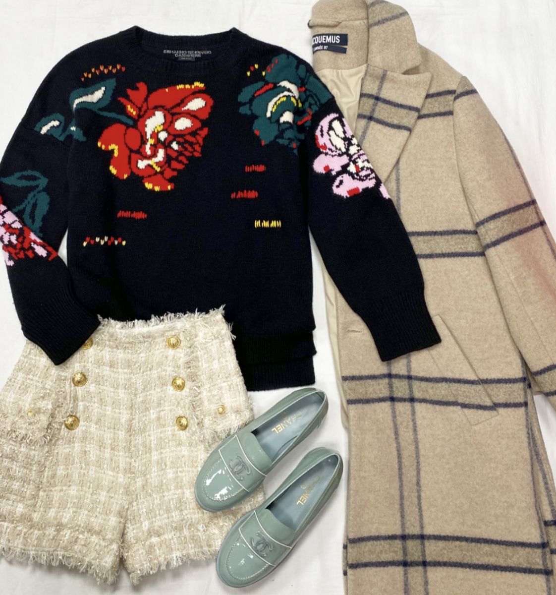 Кофта / кашемир / Ermanno Scervino размер 44 цена 23 483 руб 
Шорты / твид / Balmain размер 38 цена 31 310 руб 
Пальто Jacquemus размер 34 цена 39 138 руб 
Лоферы Chanel размер 38.5 цена 39 138 руб