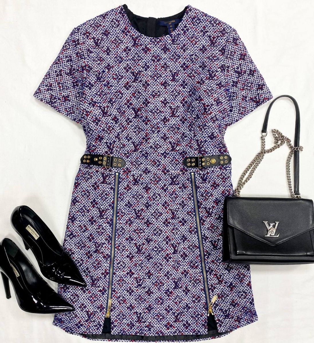 Платье Louis Vuitton размер 40 цена 70 448 руб
Туфли Balenciaga размер 37.5 цена 23 483 руб
Сумка Louis Vuitton 