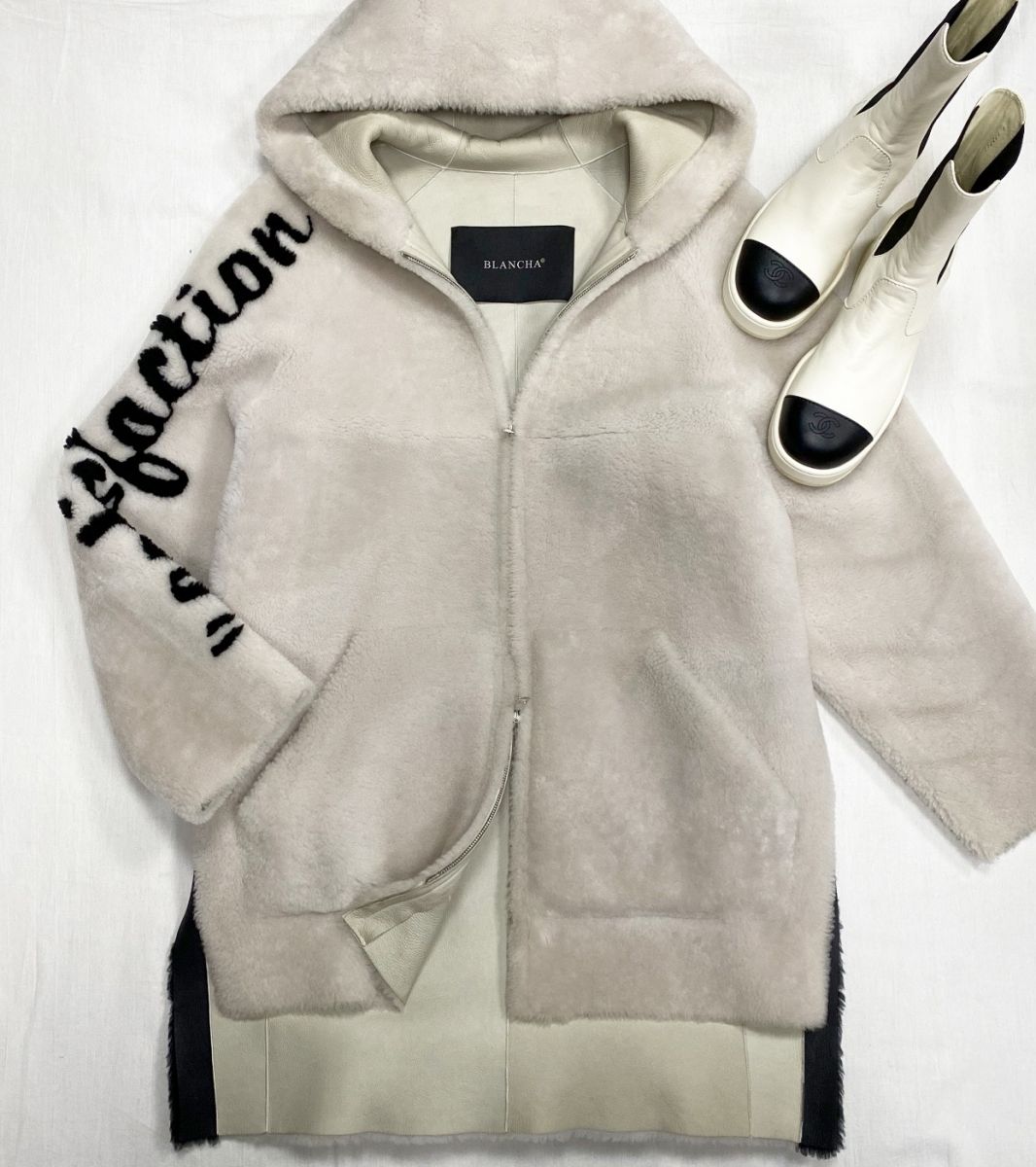 
Дубленка Blancha размер M цена 93 930 руб 
Ботинки Chanel размер 39 цена 109 585 руб 