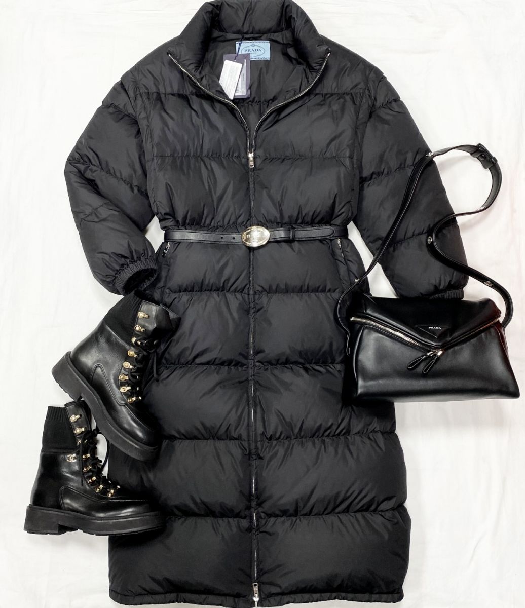 Пуховик / трансформер  / + ремень Prada размер 40 цена 156 550 руб / с ценником / 
Ботинки Chanel размер 39 цена 125 240 руб 
Сумка Prada