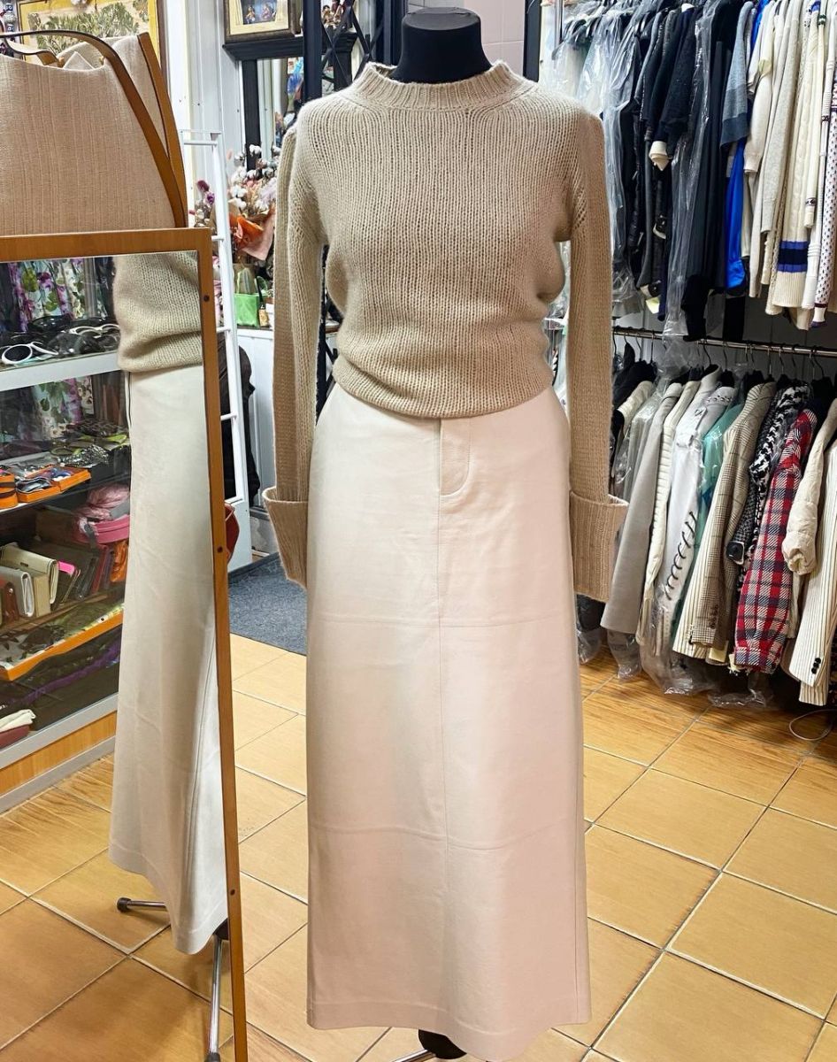 Юбка /кожа/ Bottega Veneta размер 40 цена 70 448 руб
Кофта The Row размер M цена 31 310 руб
Сумка Prada 