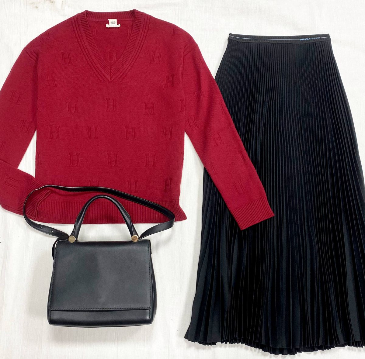 Кофта Hermes размер 36 цена 62 620 рубЮбка Prada размер 38 цена 31 310 рубСумка Max Mara