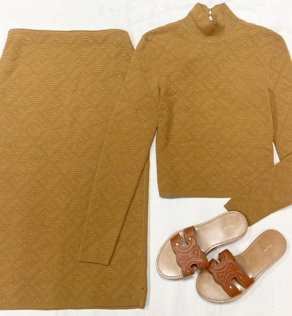 Костюм / кофта + юбка / Fendi размер 42 цена 62 620 руб 
Сабо Celine размер 40 цена 31 310 руб