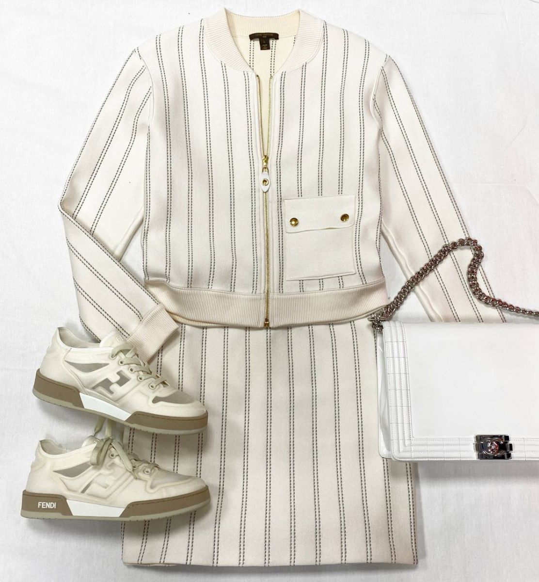 Костюм / бомбер + юбка / Louis Vuitton размер M-L цена 62 620 руб 
Кеды Fendi размер 39 цена 54 793 руб 
Сумка Chanel
