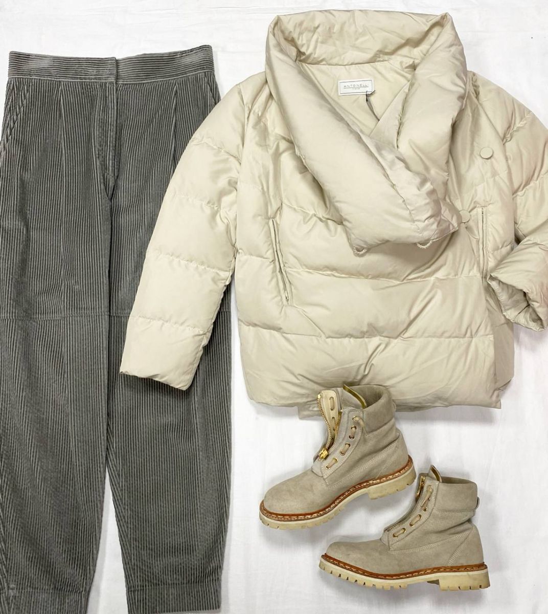 Пуховик Antonelli размер 40 цена 15 655 руб 
Брюки / вельвет / Brunello Cucinelli размер 44 цена 31 310 руб 
Ботинки Balmain размер 38 цена 18 786 руб